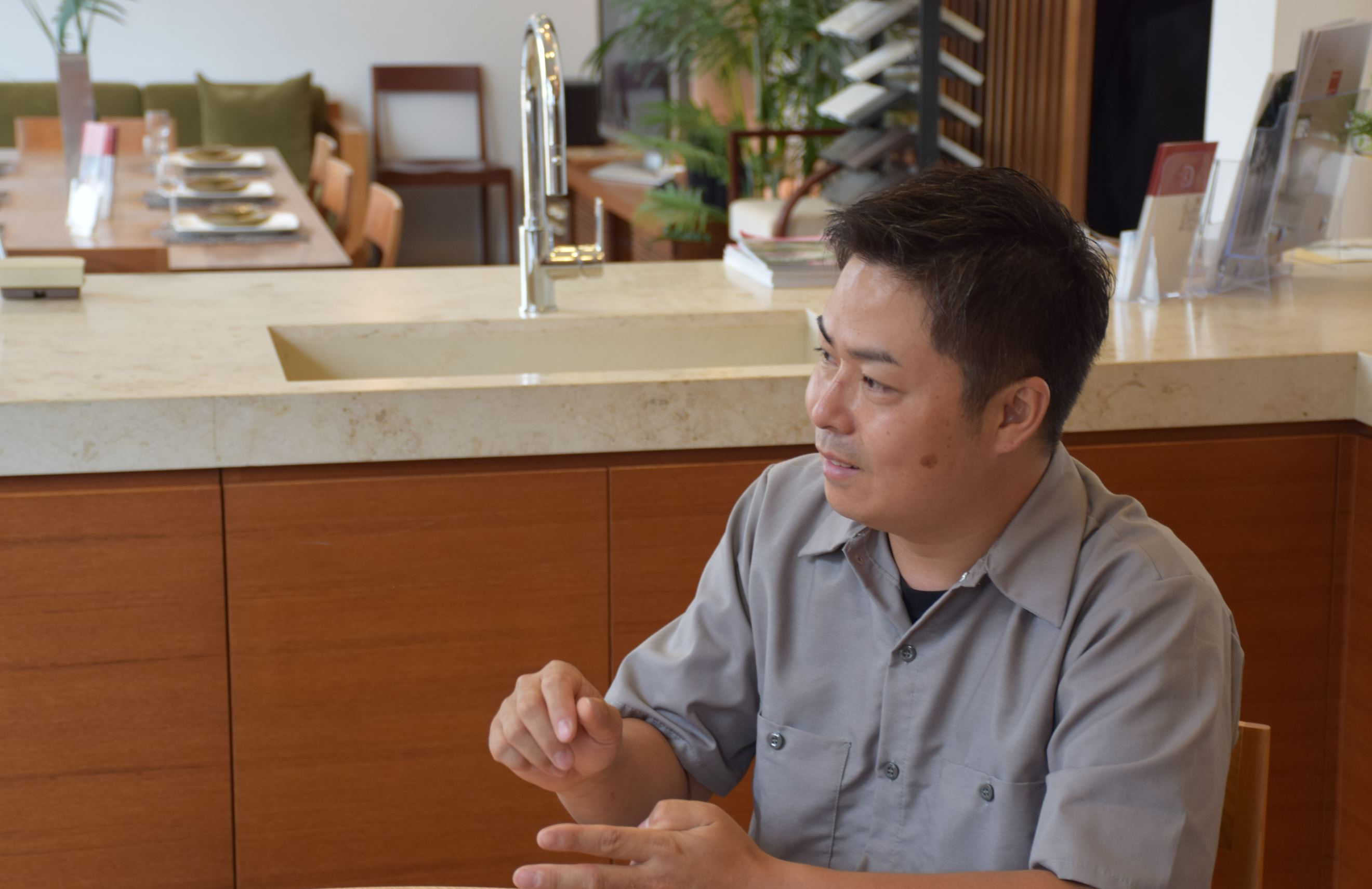 インタビューを受ける、有限会社plots 代表取締役 中村 孝太郎氏